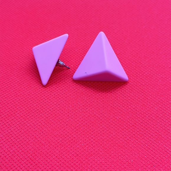 Minimalist:Simple  pink Triangle Stud Earrings - Picture 5 of 9